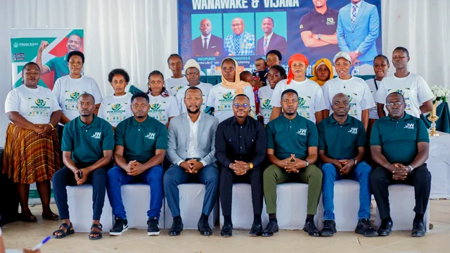Washiriki na viongozi wa Jamii Wezeshi Foundation jukwaani, tukio la Uwezeshaji kwa Wanawake na Vijana