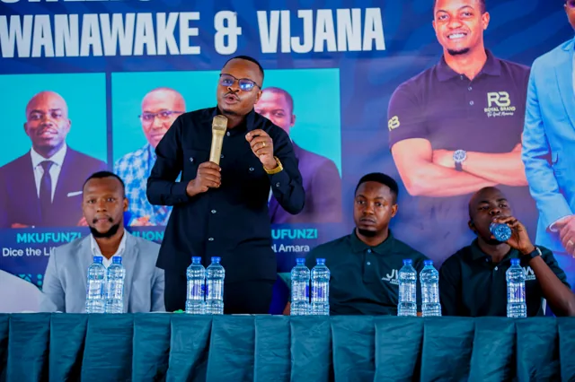 Wakufunzi mezani wakati wa semina